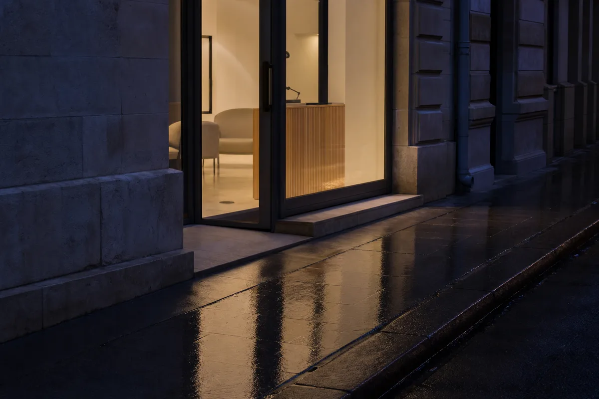 Façade d&rsquo;une clinique vétérinaire parisienne éclairée en soirée, rue calme